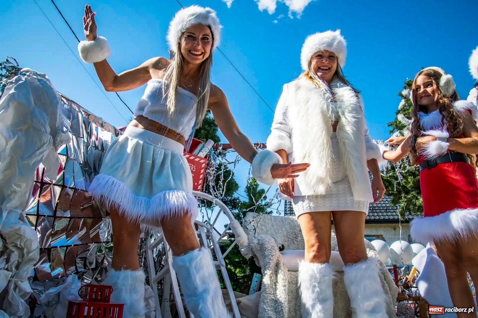 Zdjęcie w galerii na portalu naszraciborz.pl: Roszków. Kowboje, pszczółki i śnieżynki zajechali na dożynki wiadomości z regionu