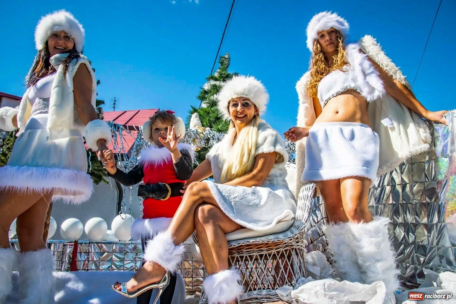 Zdjęcie w galerii na portalu naszraciborz.pl: Roszków. Kowboje, pszczółki i śnieżynki zajechali na dożynki wiadomości z regionu