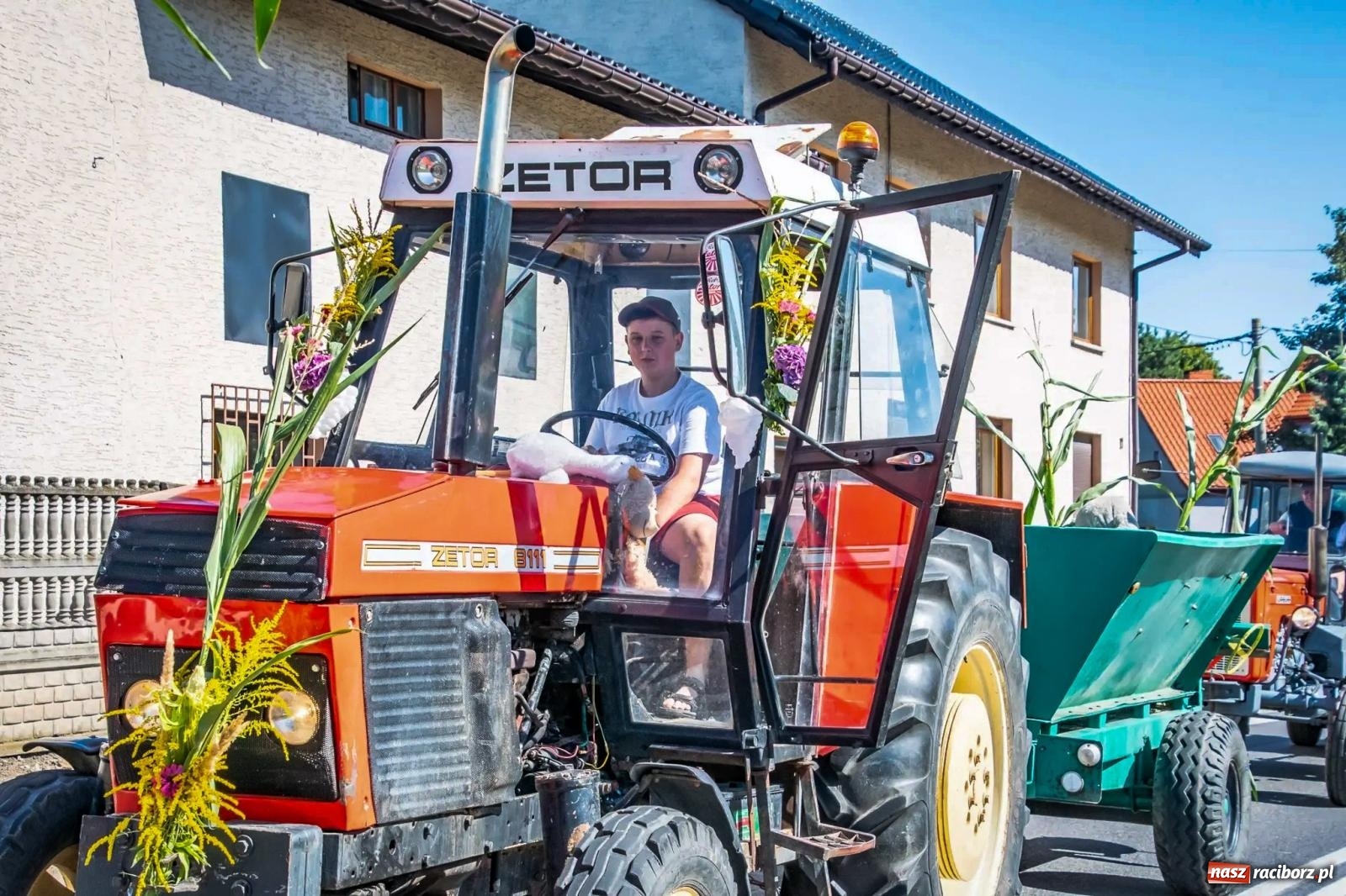Zdjęcie w galerii na portalu naszraciborz.pl: Roszków. Kowboje, pszczółki i śnieżynki zajechali na dożynki wiadomości z regionu