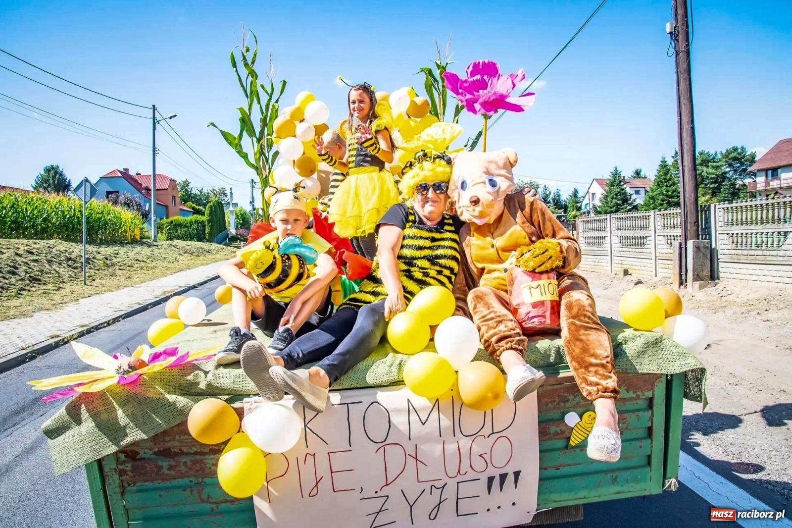 Zdjęcie w galerii na portalu naszraciborz.pl: Roszków. Kowboje, pszczółki i śnieżynki zajechali na dożynki wiadomości z regionu