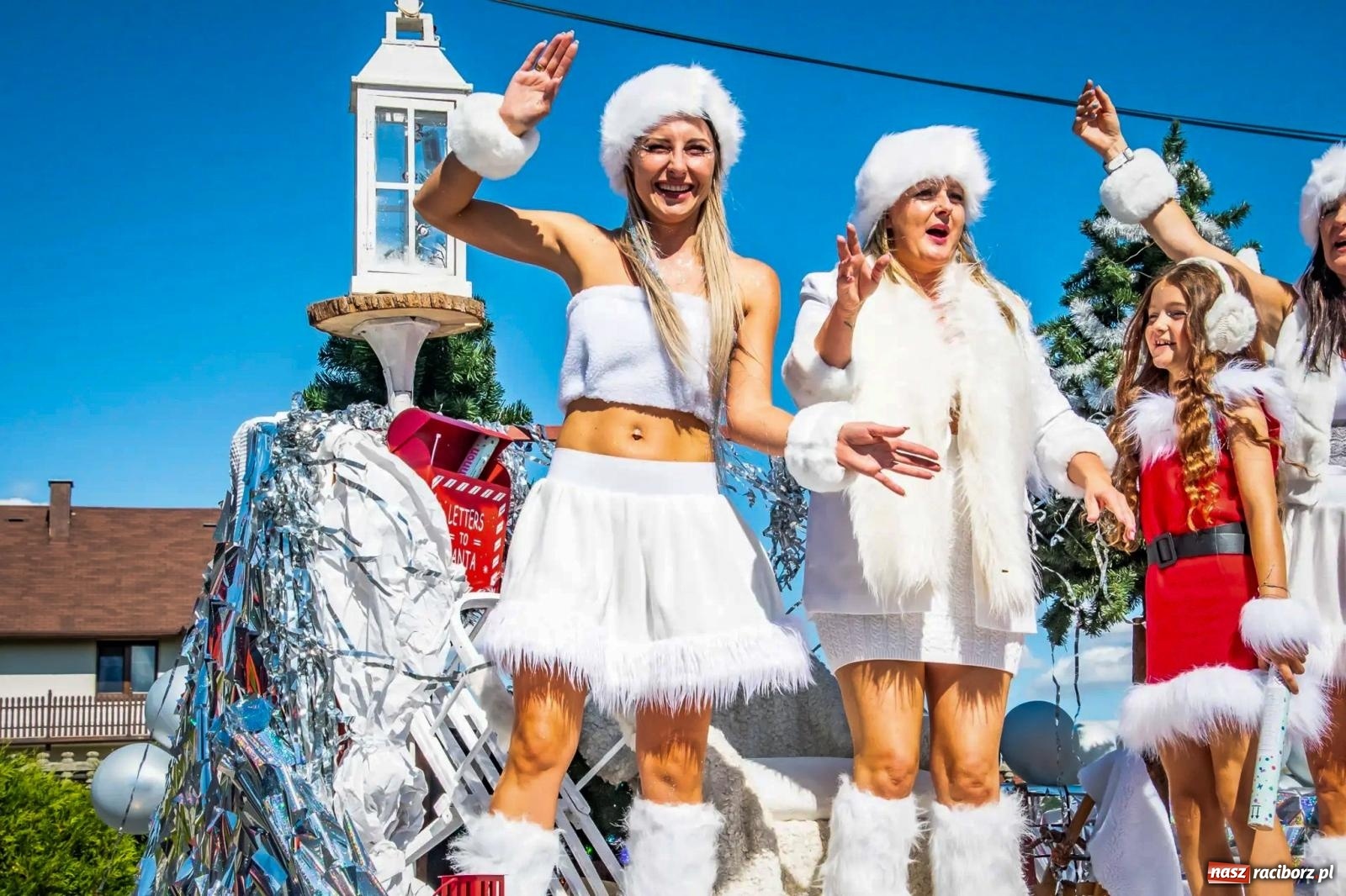 Zdjęcie w galerii na portalu naszraciborz.pl: Roszków. Kowboje, pszczółki i śnieżynki zajechali na dożynki wiadomości z regionu