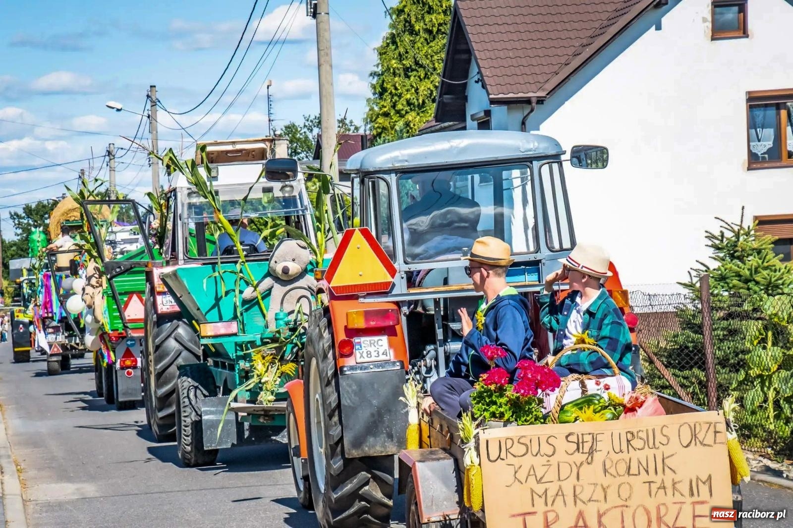 Zdjęcie w galerii na portalu naszraciborz.pl: Roszków. Kowboje, pszczółki i śnieżynki zajechali na dożynki wiadomości z regionu