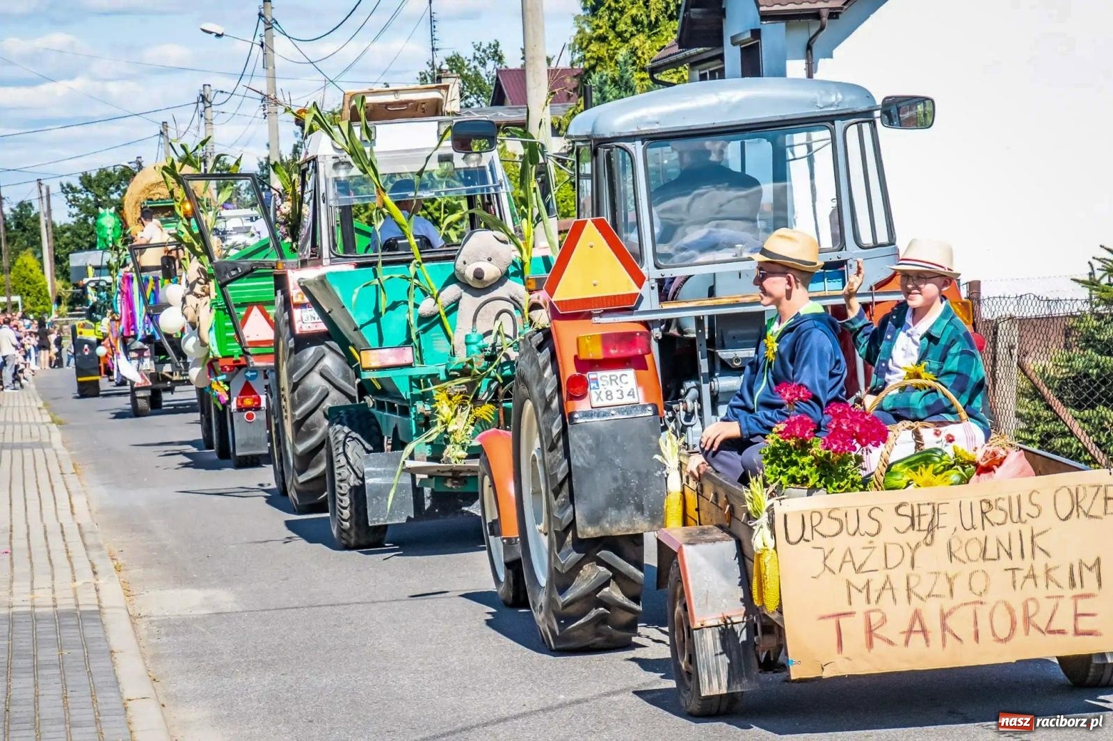 Zdjęcie w galerii na portalu naszraciborz.pl: Roszków. Kowboje, pszczółki i śnieżynki zajechali na dożynki wiadomości z regionu