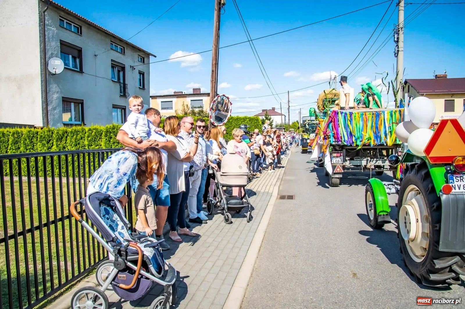 Zdjęcie w galerii na portalu naszraciborz.pl: Roszków. Kowboje, pszczółki i śnieżynki zajechali na dożynki wiadomości z regionu