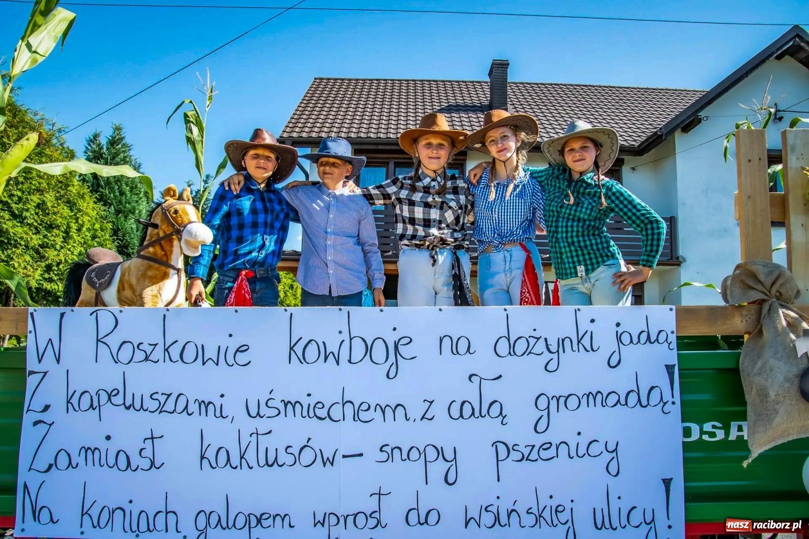 Zdjęcie w galerii na portalu naszraciborz.pl: Roszków. Kowboje, pszczółki i śnieżynki zajechali na dożynki wiadomości z regionu