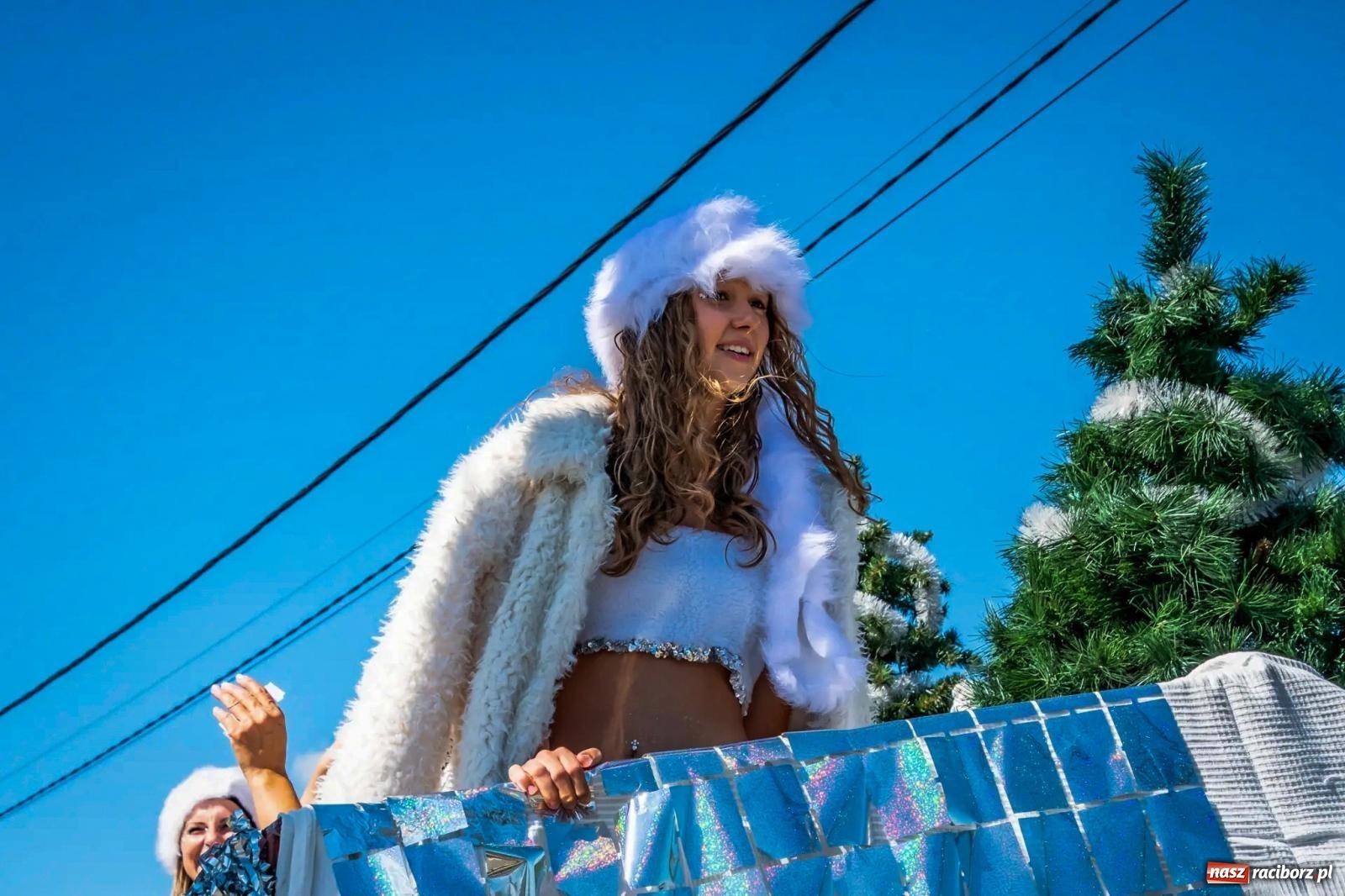 Zdjęcie w galerii na portalu naszraciborz.pl: Roszków. Kowboje, pszczółki i śnieżynki zajechali na dożynki wiadomości z regionu