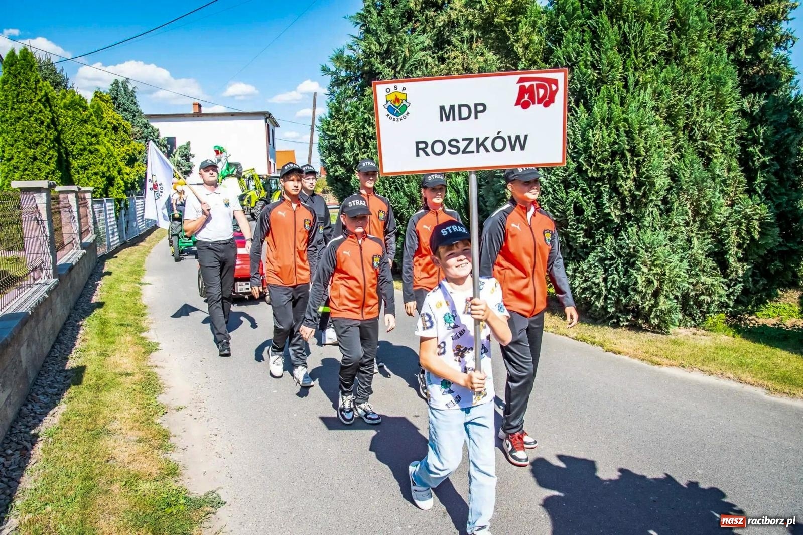 Zdjęcie w galerii na portalu naszraciborz.pl: Roszków. Kowboje, pszczółki i śnieżynki zajechali na dożynki wiadomości z regionu