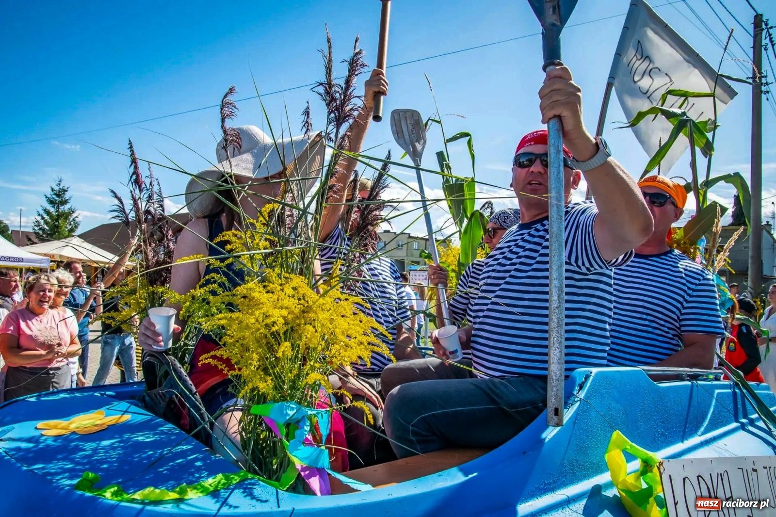Zdjęcie w galerii na portalu naszraciborz.pl: Roszków. Kowboje, pszczółki i śnieżynki zajechali na dożynki wiadomości z regionu