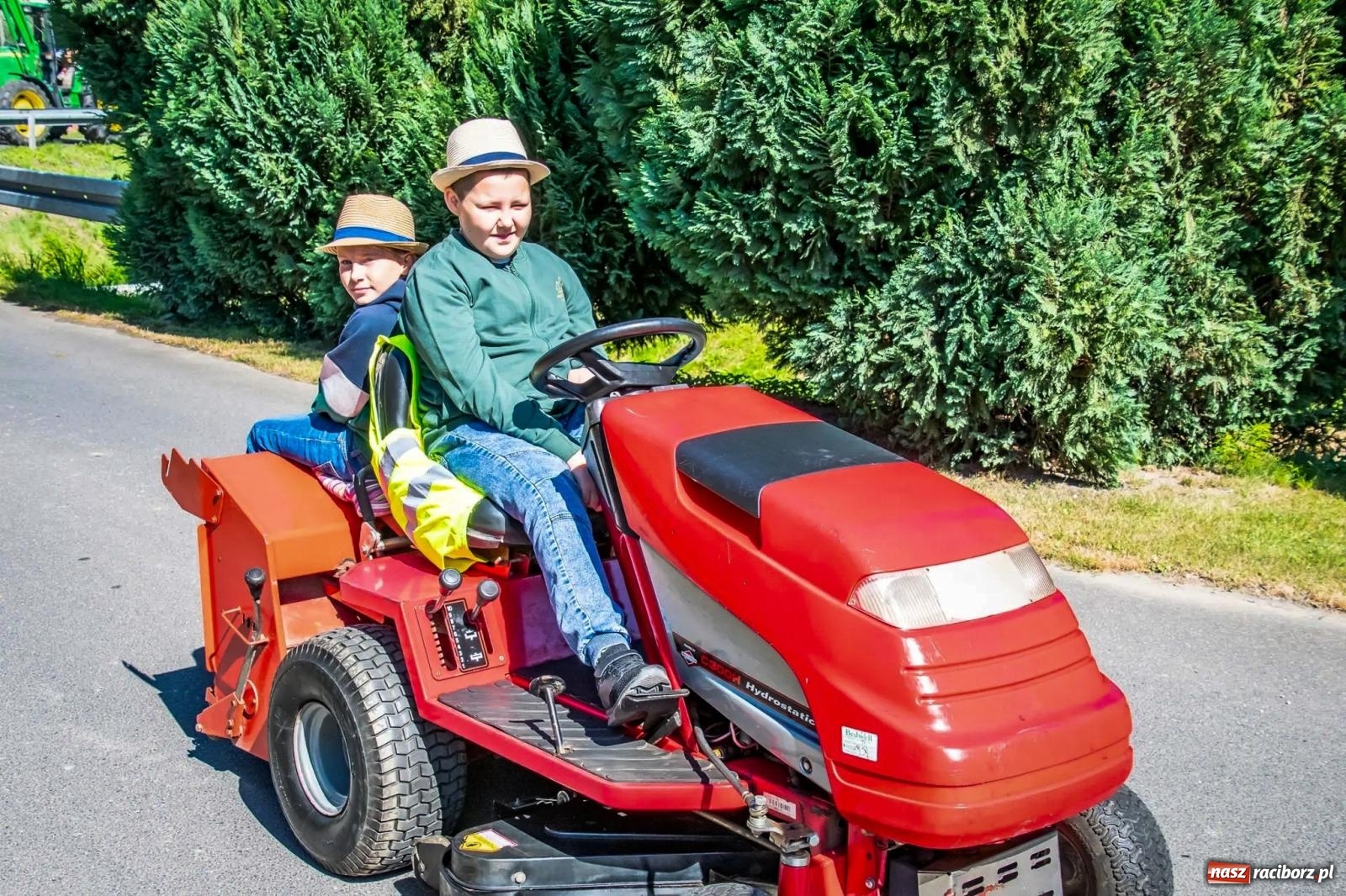 Zdjęcie w galerii na portalu naszraciborz.pl: Roszków. Kowboje, pszczółki i śnieżynki zajechali na dożynki wiadomości z regionu