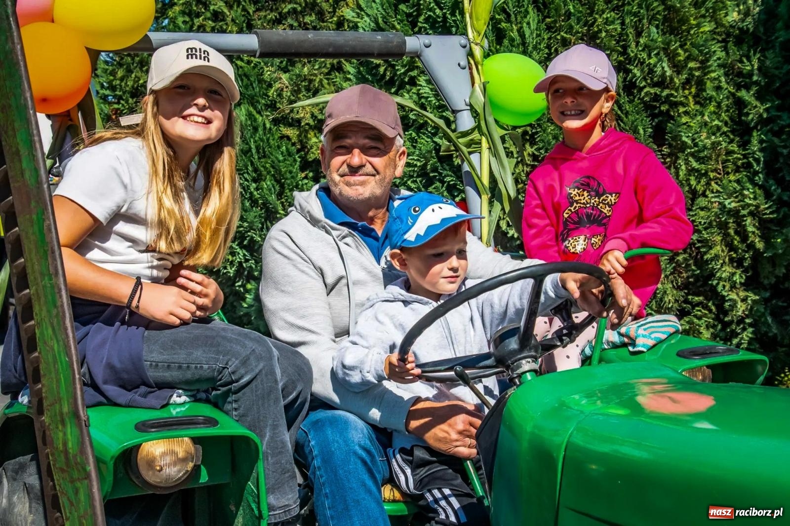 Zdjęcie w galerii na portalu naszraciborz.pl: Roszków. Kowboje, pszczółki i śnieżynki zajechali na dożynki wiadomości z regionu
