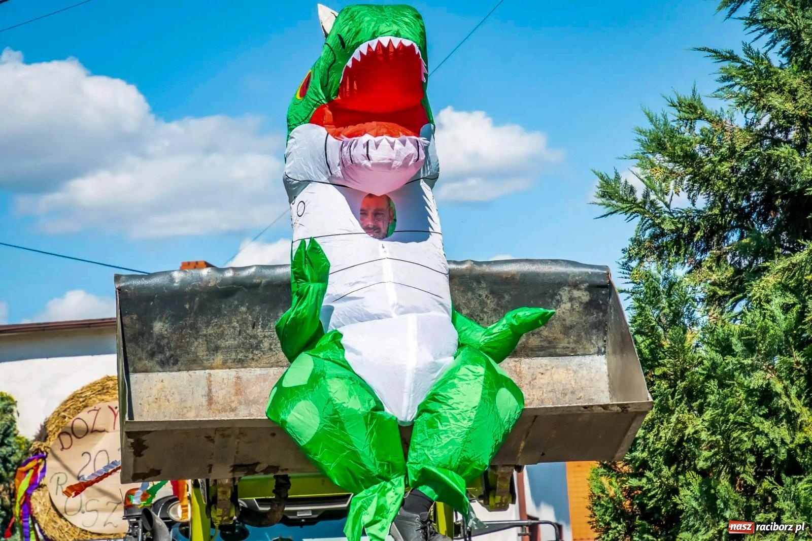 Zdjęcie w galerii na portalu naszraciborz.pl: Roszków. Kowboje, pszczółki i śnieżynki zajechali na dożynki wiadomości z regionu