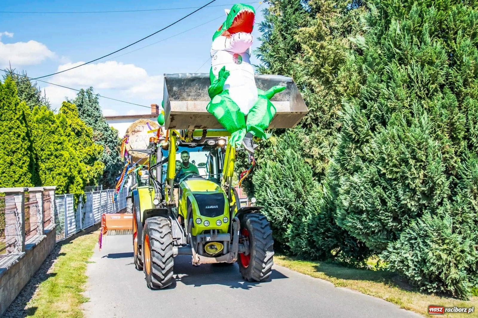 Zdjęcie w galerii na portalu naszraciborz.pl: Roszków. Kowboje, pszczółki i śnieżynki zajechali na dożynki wiadomości z regionu