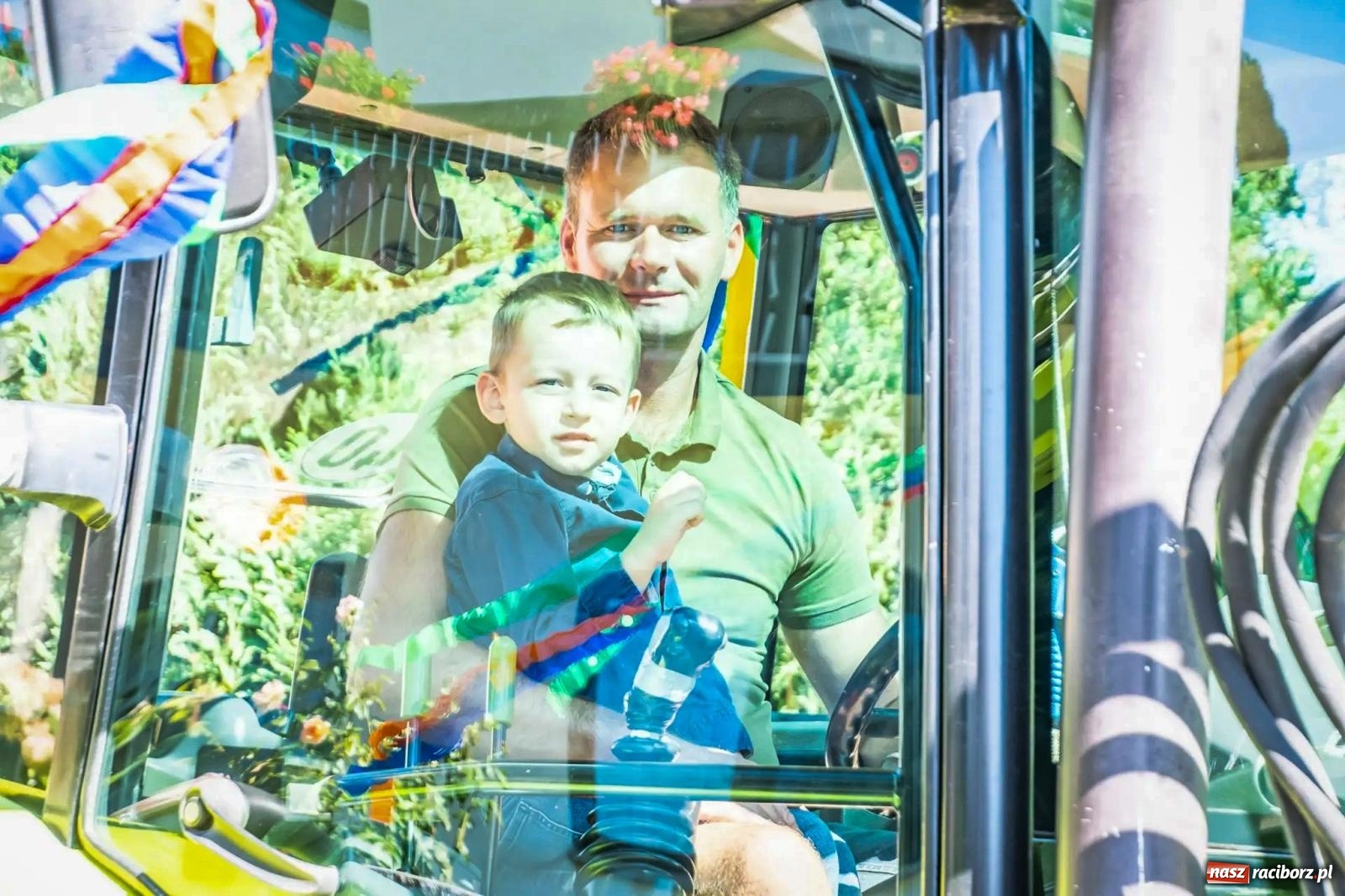 Zdjęcie w galerii na portalu naszraciborz.pl: Roszków. Kowboje, pszczółki i śnieżynki zajechali na dożynki wiadomości z regionu