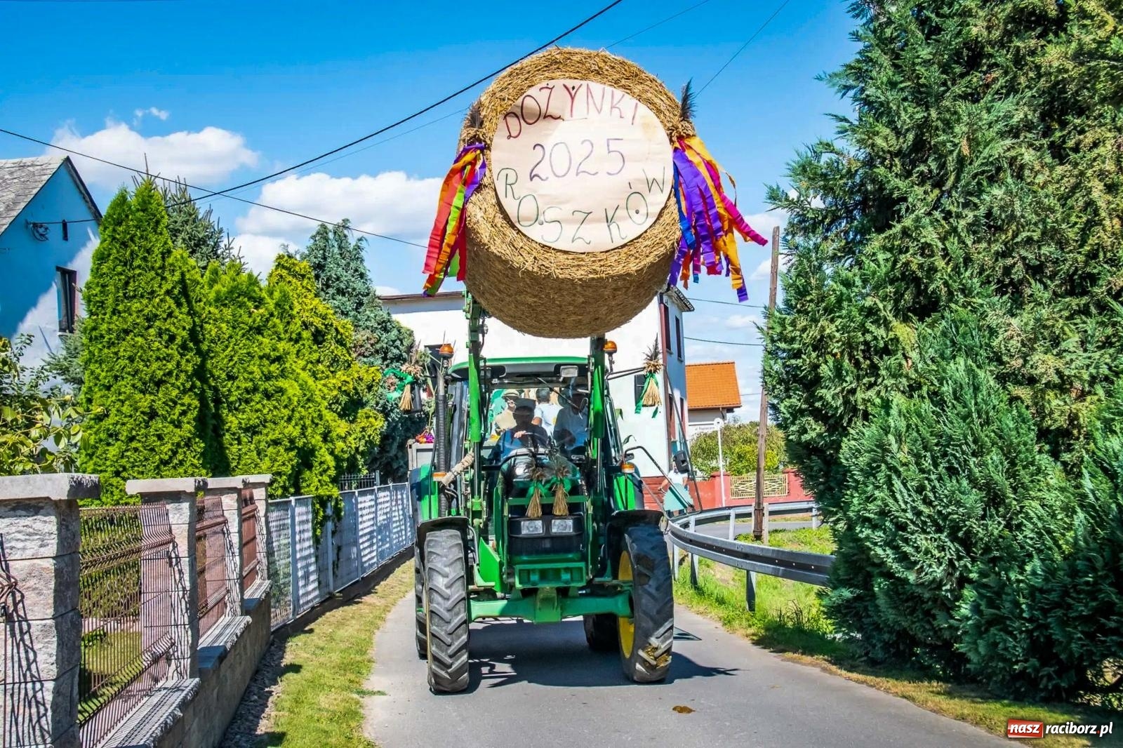 Zdjęcie w galerii na portalu naszraciborz.pl: Roszków. Kowboje, pszczółki i śnieżynki zajechali na dożynki wiadomości z regionu