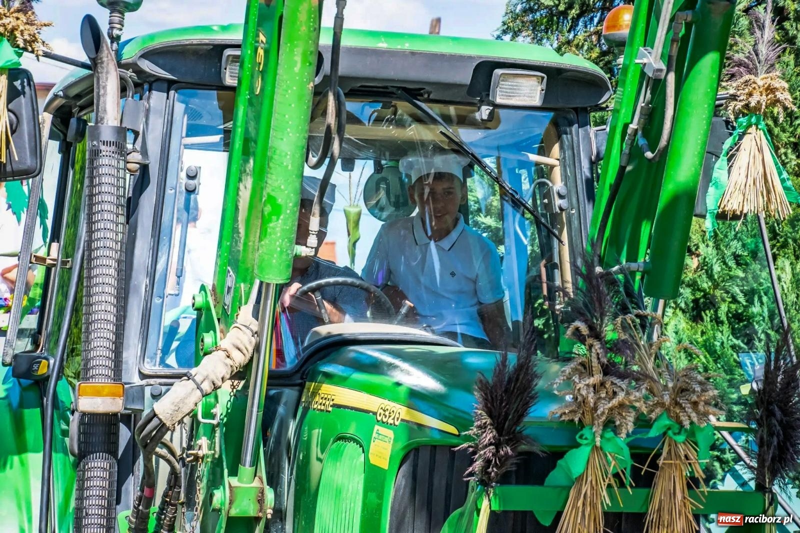 Zdjęcie w galerii na portalu naszraciborz.pl: Roszków. Kowboje, pszczółki i śnieżynki zajechali na dożynki wiadomości z regionu
