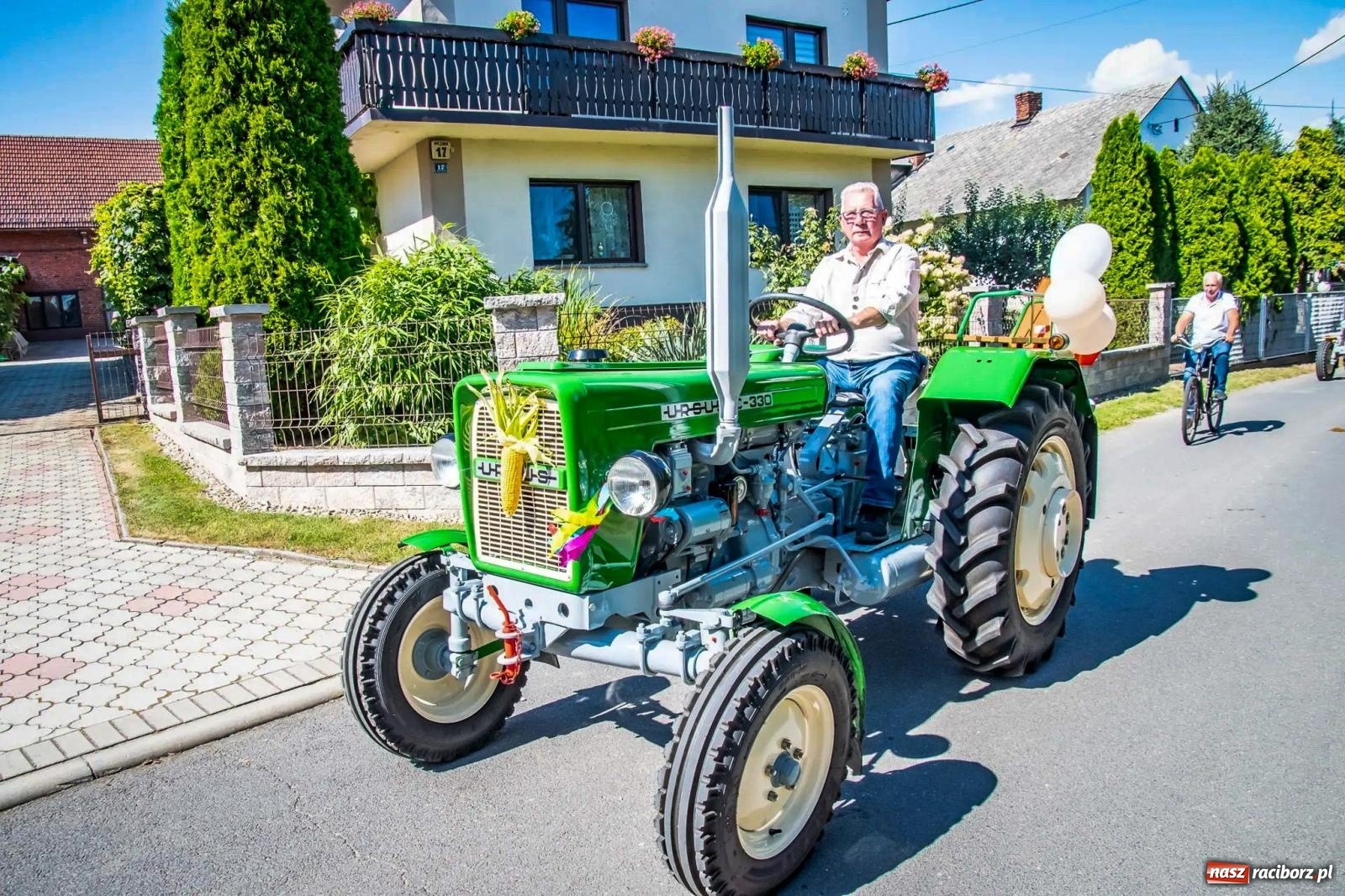 Zdjęcie w galerii na portalu naszraciborz.pl: Roszków. Kowboje, pszczółki i śnieżynki zajechali na dożynki wiadomości z regionu
