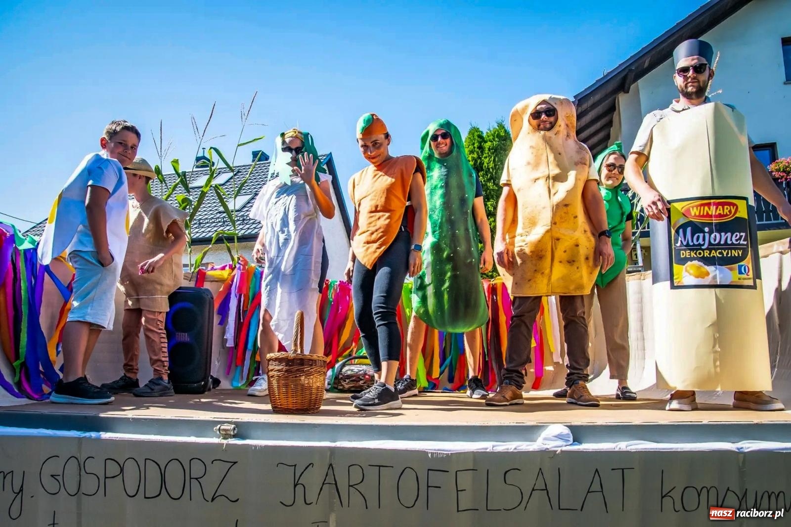 Zdjęcie w galerii na portalu naszraciborz.pl: Roszków. Kowboje, pszczółki i śnieżynki zajechali na dożynki wiadomości z regionu