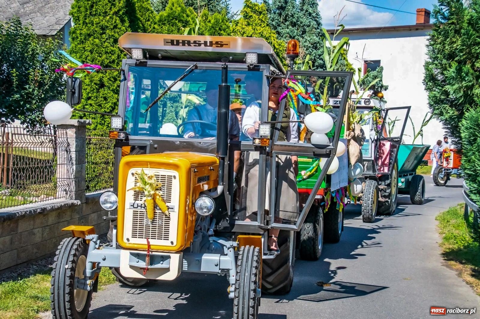 Zdjęcie w galerii na portalu naszraciborz.pl: Roszków. Kowboje, pszczółki i śnieżynki zajechali na dożynki wiadomości z regionu