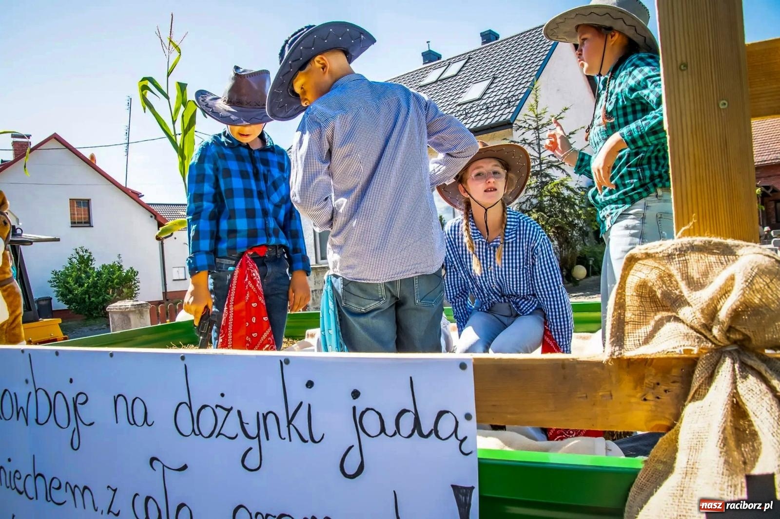 Zdjęcie w galerii na portalu naszraciborz.pl: Roszków. Kowboje, pszczółki i śnieżynki zajechali na dożynki wiadomości z regionu
