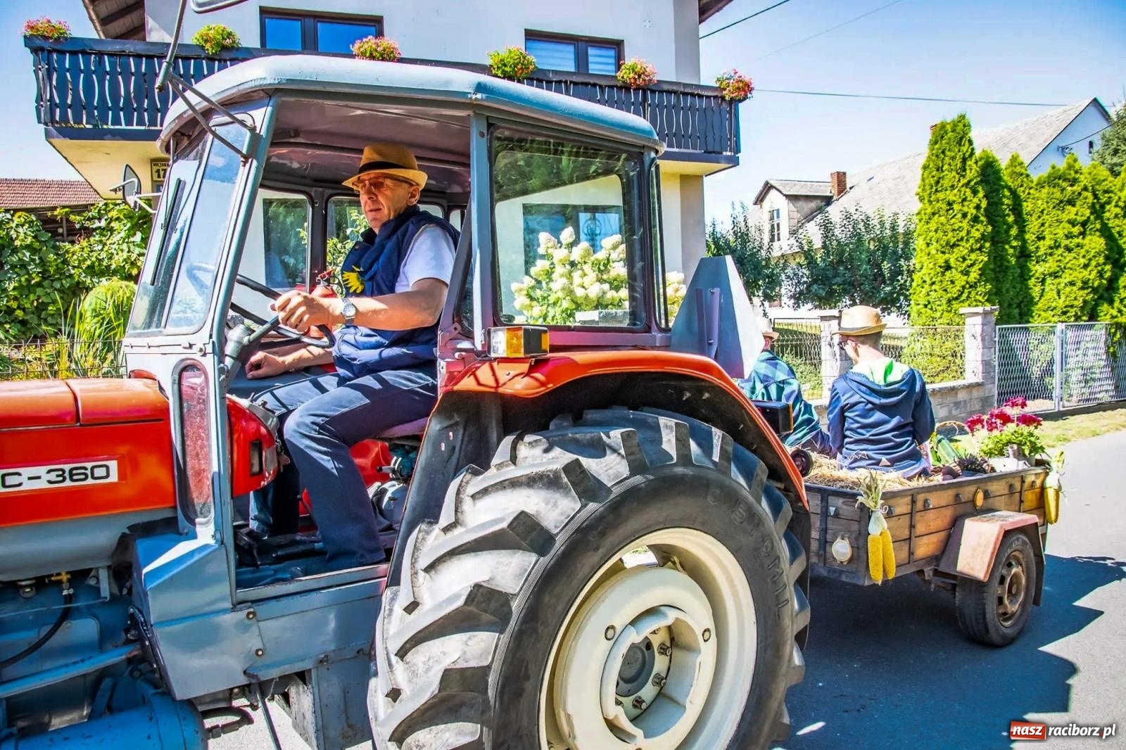 Zdjęcie w galerii na portalu naszraciborz.pl: Roszków. Kowboje, pszczółki i śnieżynki zajechali na dożynki wiadomości z regionu