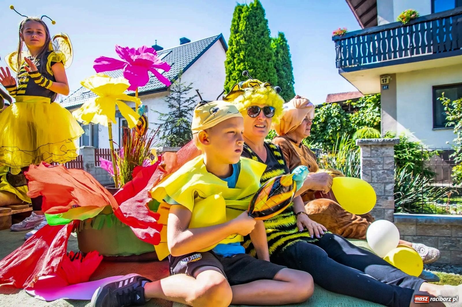 Zdjęcie w galerii na portalu naszraciborz.pl: Roszków. Kowboje, pszczółki i śnieżynki zajechali na dożynki wiadomości z regionu