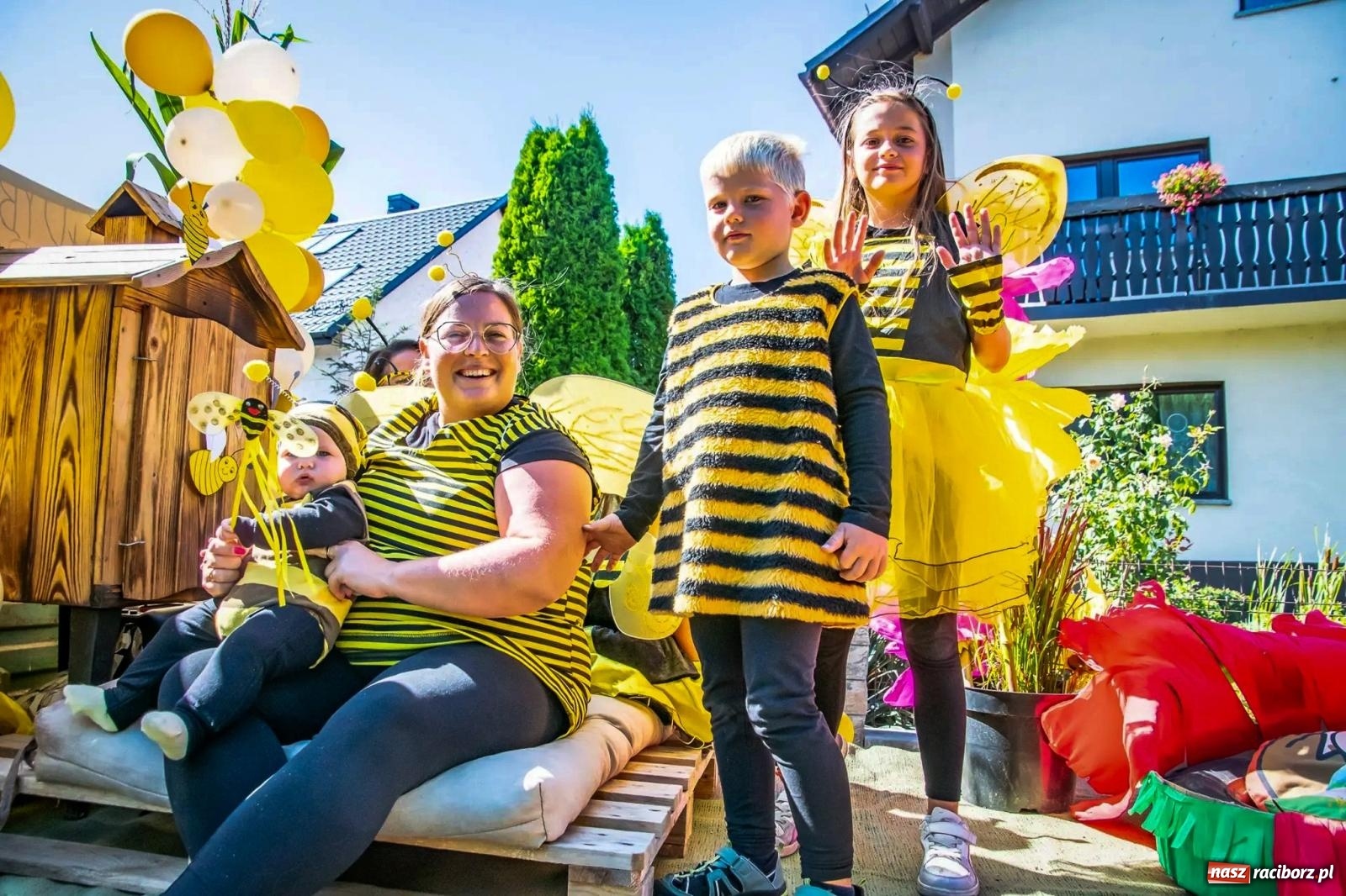 Zdjęcie w galerii na portalu naszraciborz.pl: Roszków. Kowboje, pszczółki i śnieżynki zajechali na dożynki wiadomości z regionu