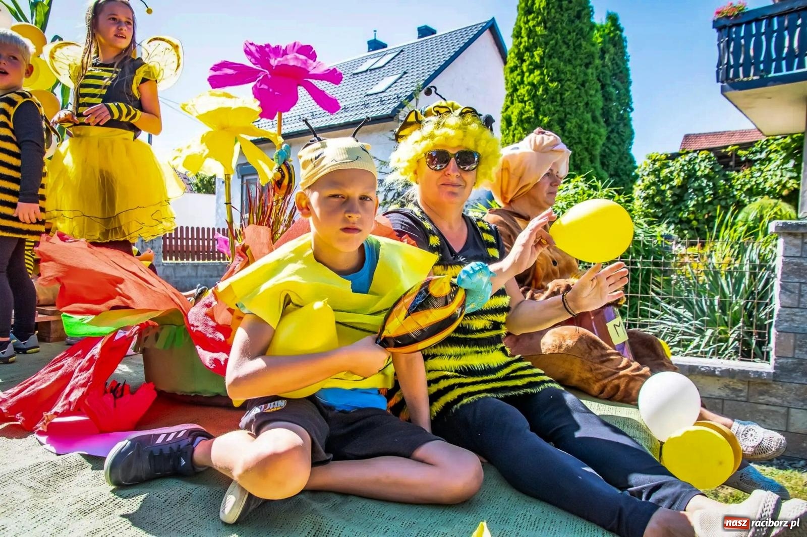 Zdjęcie w galerii na portalu naszraciborz.pl: Roszków. Kowboje, pszczółki i śnieżynki zajechali na dożynki wiadomości z regionu