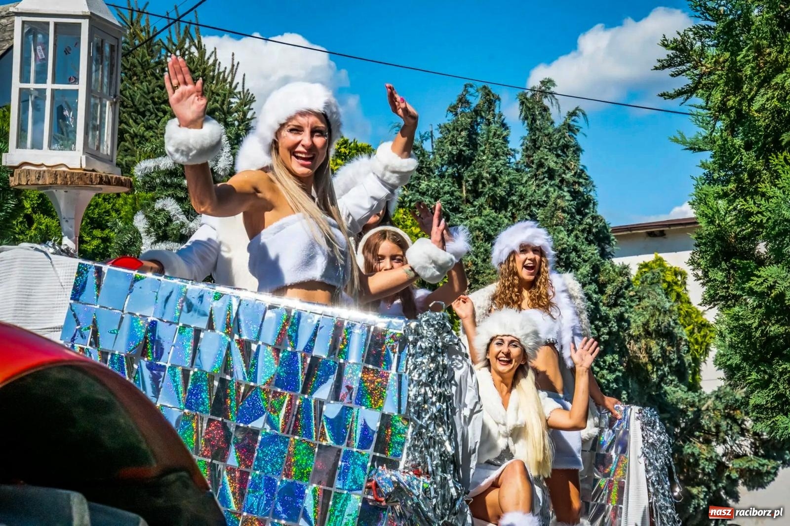 Zdjęcie w galerii na portalu naszraciborz.pl: Roszków. Kowboje, pszczółki i śnieżynki zajechali na dożynki wiadomości z regionu