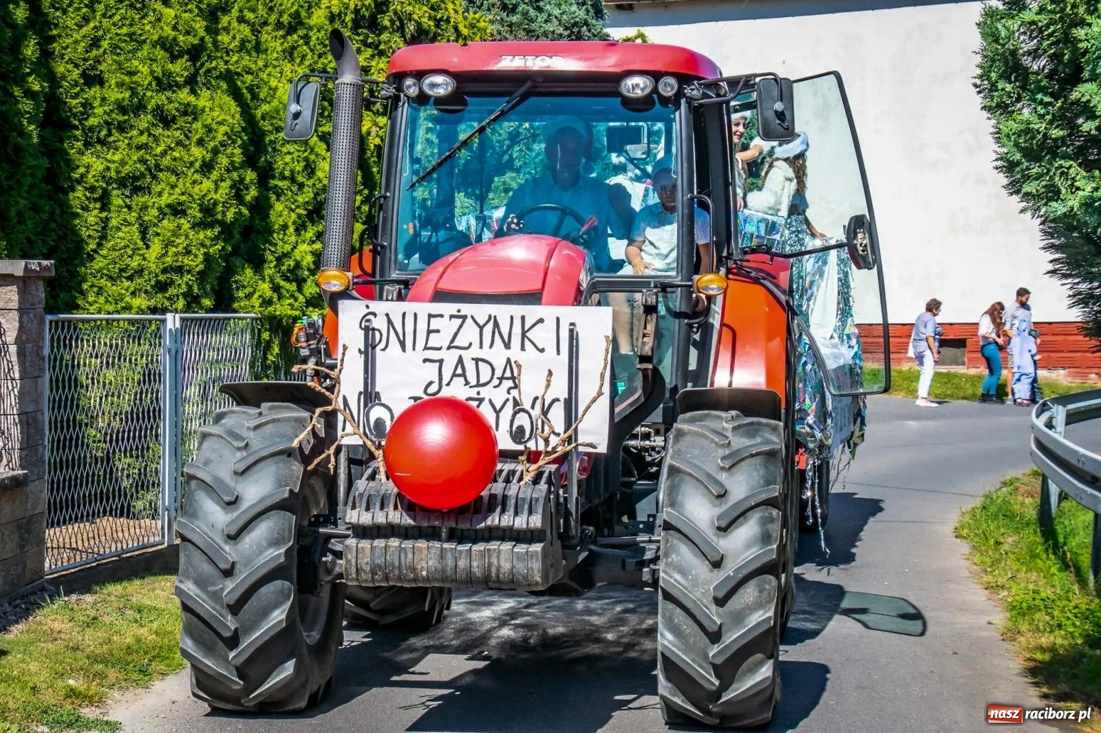 Zdjęcie w galerii na portalu naszraciborz.pl: Roszków. Kowboje, pszczółki i śnieżynki zajechali na dożynki wiadomości z regionu