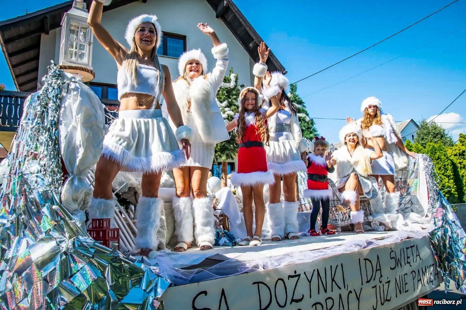 Zdjęcie w galerii na portalu naszraciborz.pl: Roszków. Kowboje, pszczółki i śnieżynki zajechali na dożynki wiadomości z regionu