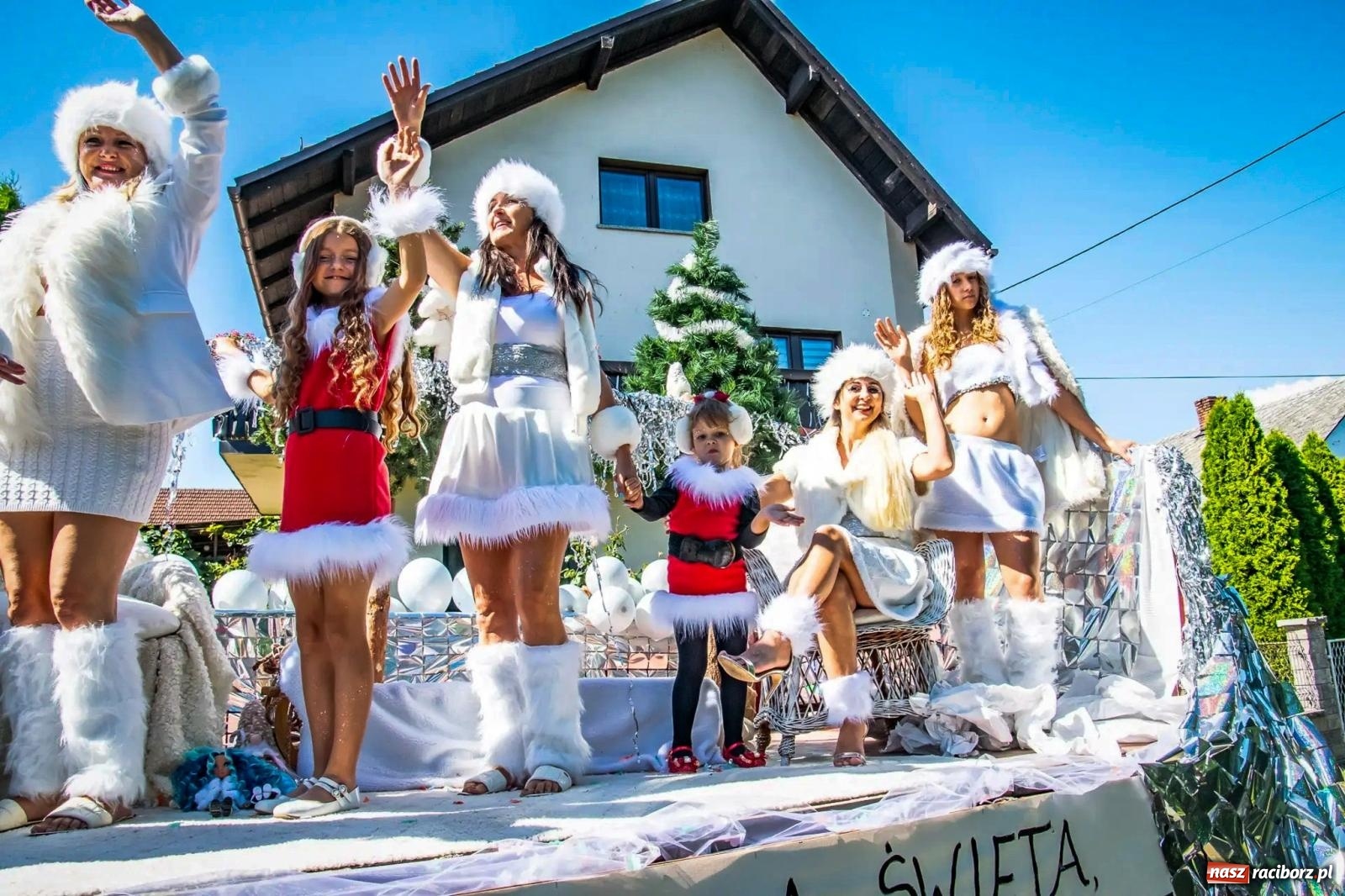 Zdjęcie w galerii na portalu naszraciborz.pl: Roszków. Kowboje, pszczółki i śnieżynki zajechali na dożynki wiadomości z regionu