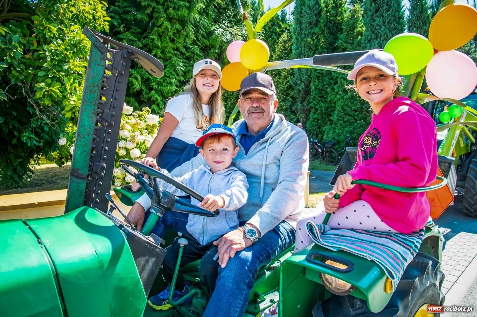 Zdjęcie w galerii na portalu naszraciborz.pl: Roszków. Kowboje, pszczółki i śnieżynki zajechali na dożynki wiadomości z regionu