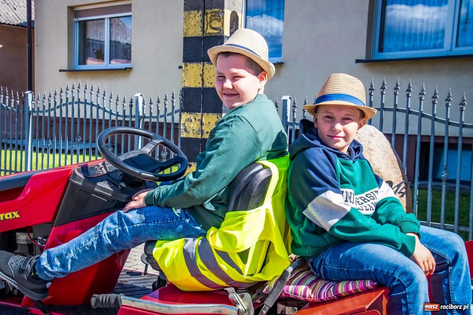 Zdjęcie w galerii na portalu naszraciborz.pl: Roszków. Kowboje, pszczółki i śnieżynki zajechali na dożynki wiadomości z regionu