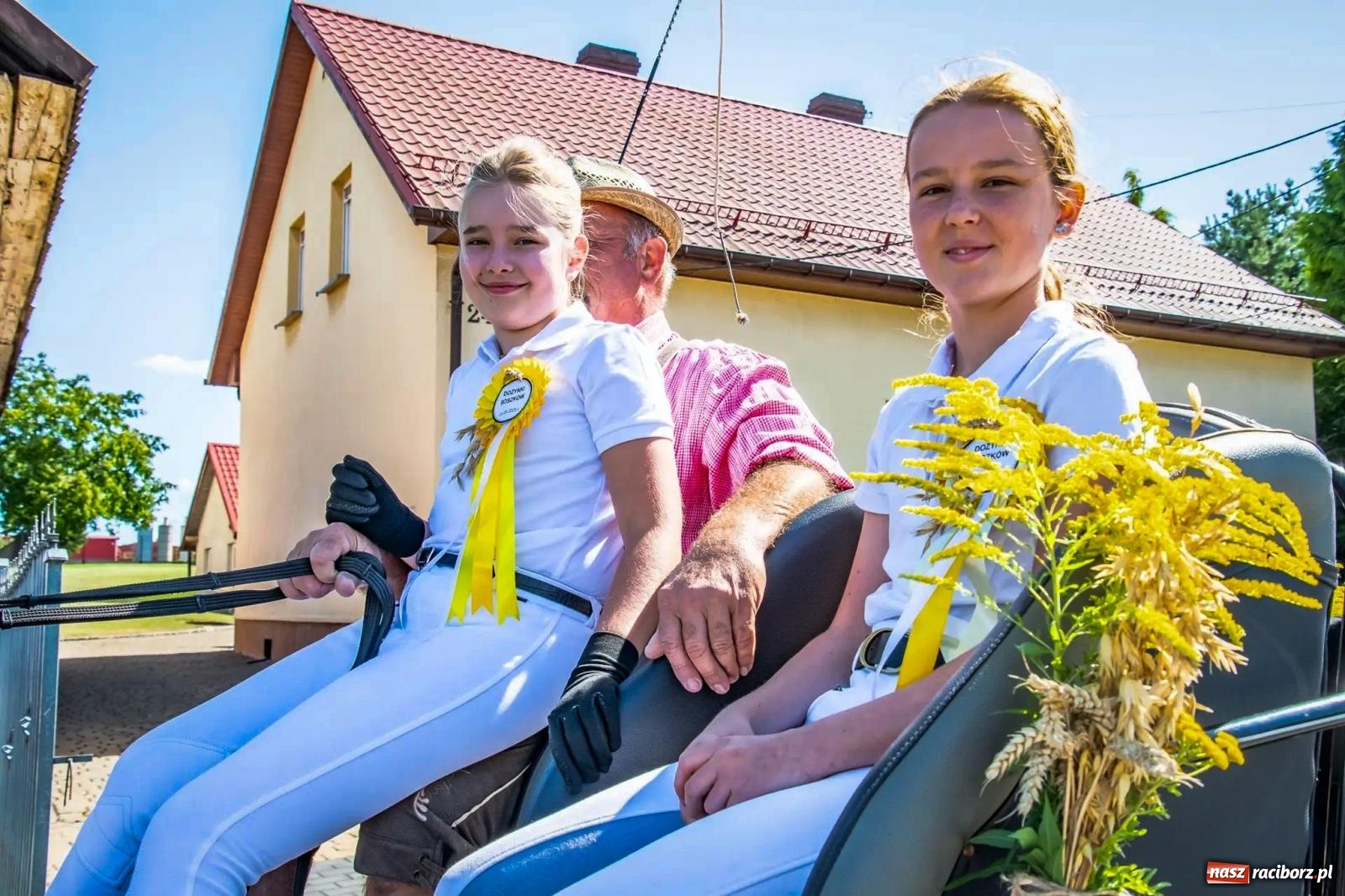 Zdjęcie w galerii na portalu naszraciborz.pl: Roszków. Kowboje, pszczółki i śnieżynki zajechali na dożynki wiadomości z regionu