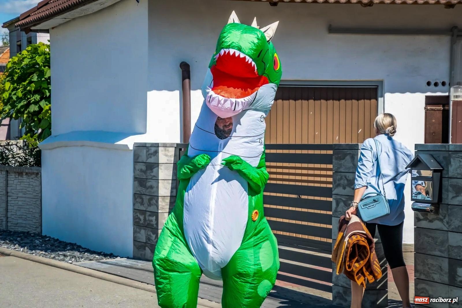 Zdjęcie w galerii na portalu naszraciborz.pl: Roszków. Kowboje, pszczółki i śnieżynki zajechali na dożynki wiadomości z regionu
