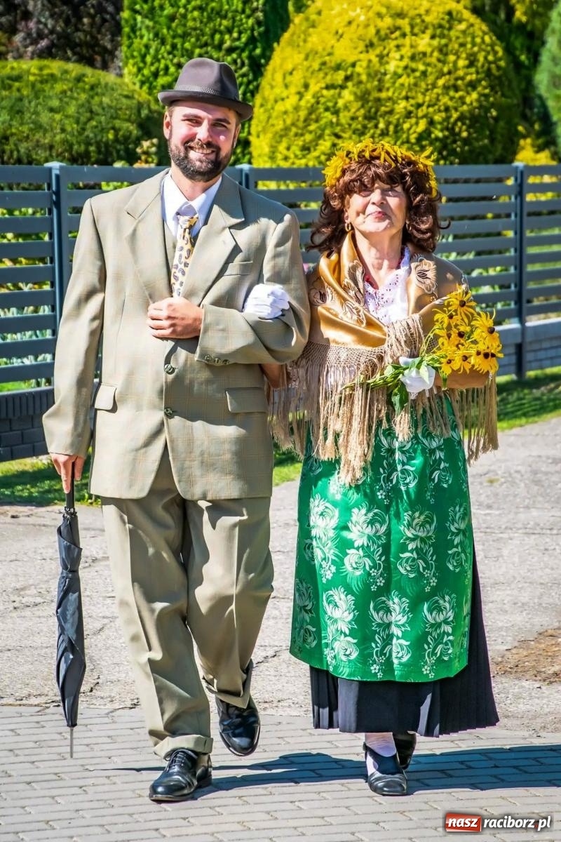 Zdjęcie w galerii na portalu naszraciborz.pl: Roszków. Kowboje, pszczółki i śnieżynki zajechali na dożynki wiadomości z regionu