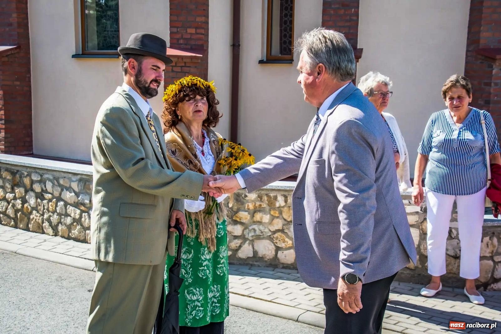 Zdjęcie w galerii na portalu naszraciborz.pl: Roszków. Kowboje, pszczółki i śnieżynki zajechali na dożynki wiadomości z regionu