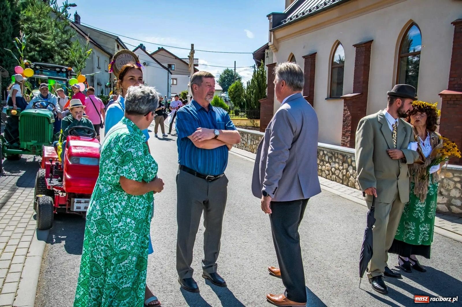 Zdjęcie w galerii na portalu naszraciborz.pl: Roszków. Kowboje, pszczółki i śnieżynki zajechali na dożynki wiadomości z regionu