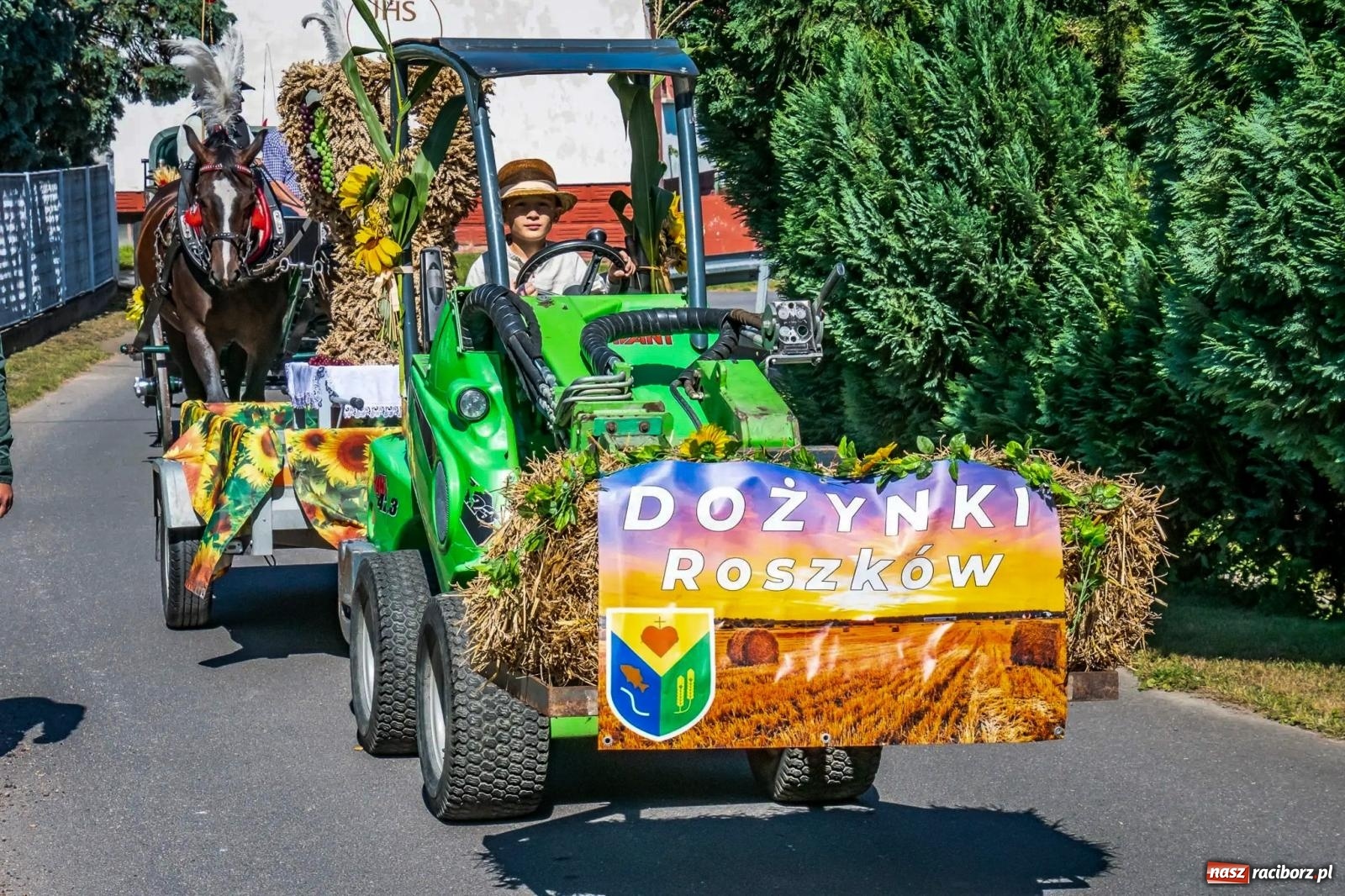Zdjęcie w galerii na portalu naszraciborz.pl: Roszków. Kowboje, pszczółki i śnieżynki zajechali na dożynki wiadomości z regionu