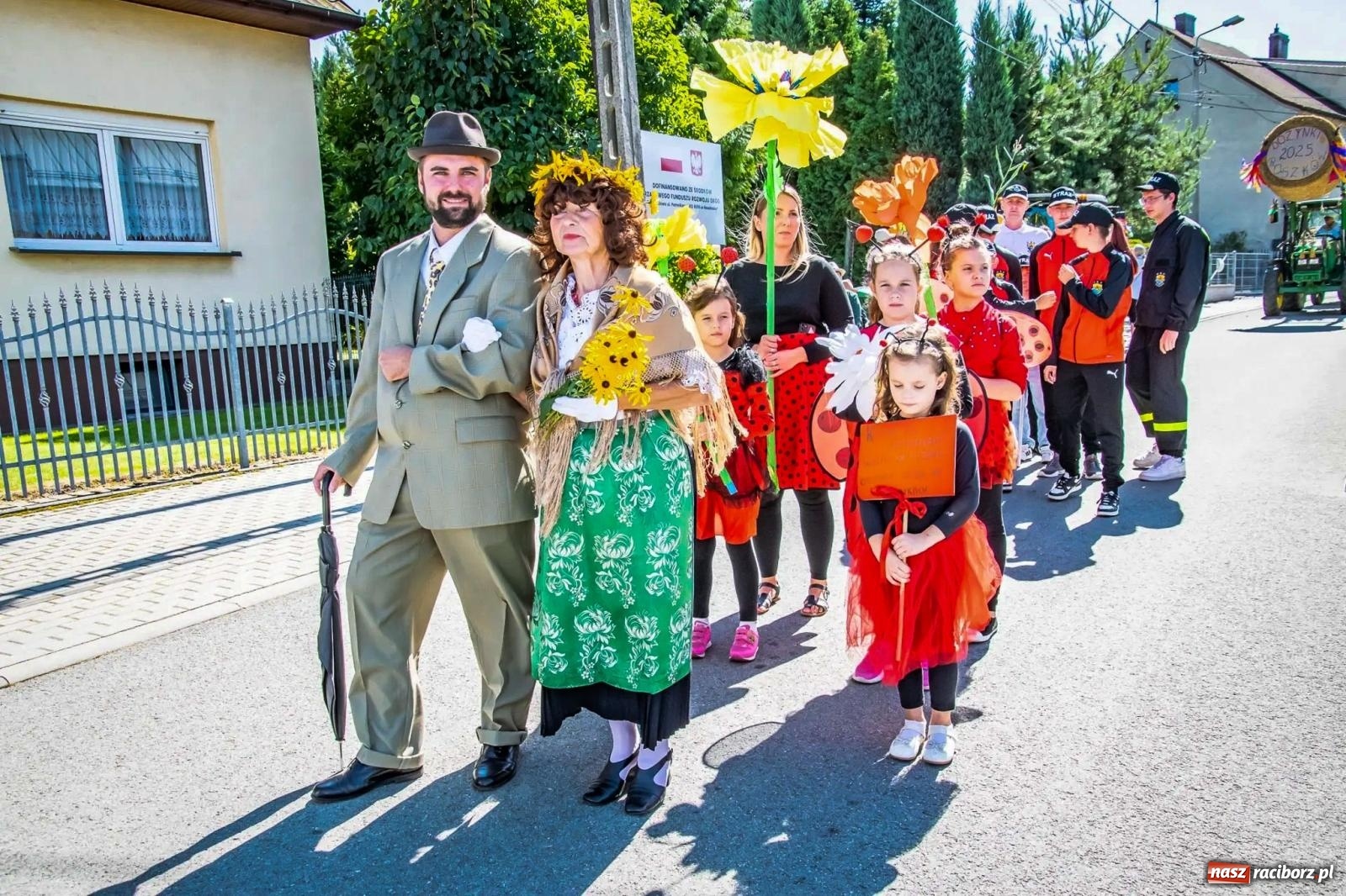 Zdjęcie w galerii na portalu naszraciborz.pl: Roszków. Kowboje, pszczółki i śnieżynki zajechali na dożynki wiadomości z regionu
