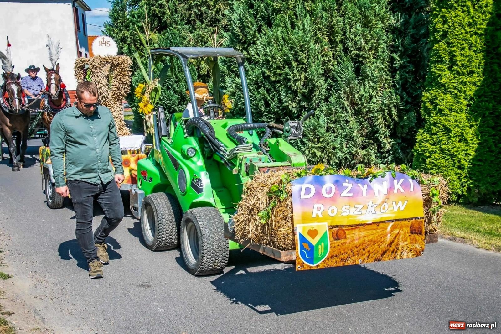 Zdjęcie w galerii na portalu naszraciborz.pl: Roszków. Kowboje, pszczółki i śnieżynki zajechali na dożynki wiadomości z regionu