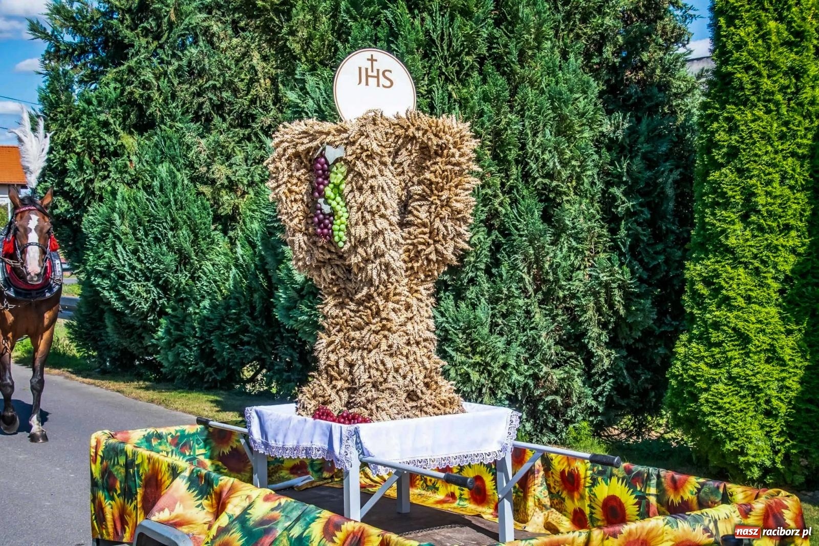 Zdjęcie w galerii na portalu naszraciborz.pl: Roszków. Kowboje, pszczółki i śnieżynki zajechali na dożynki wiadomości z regionu