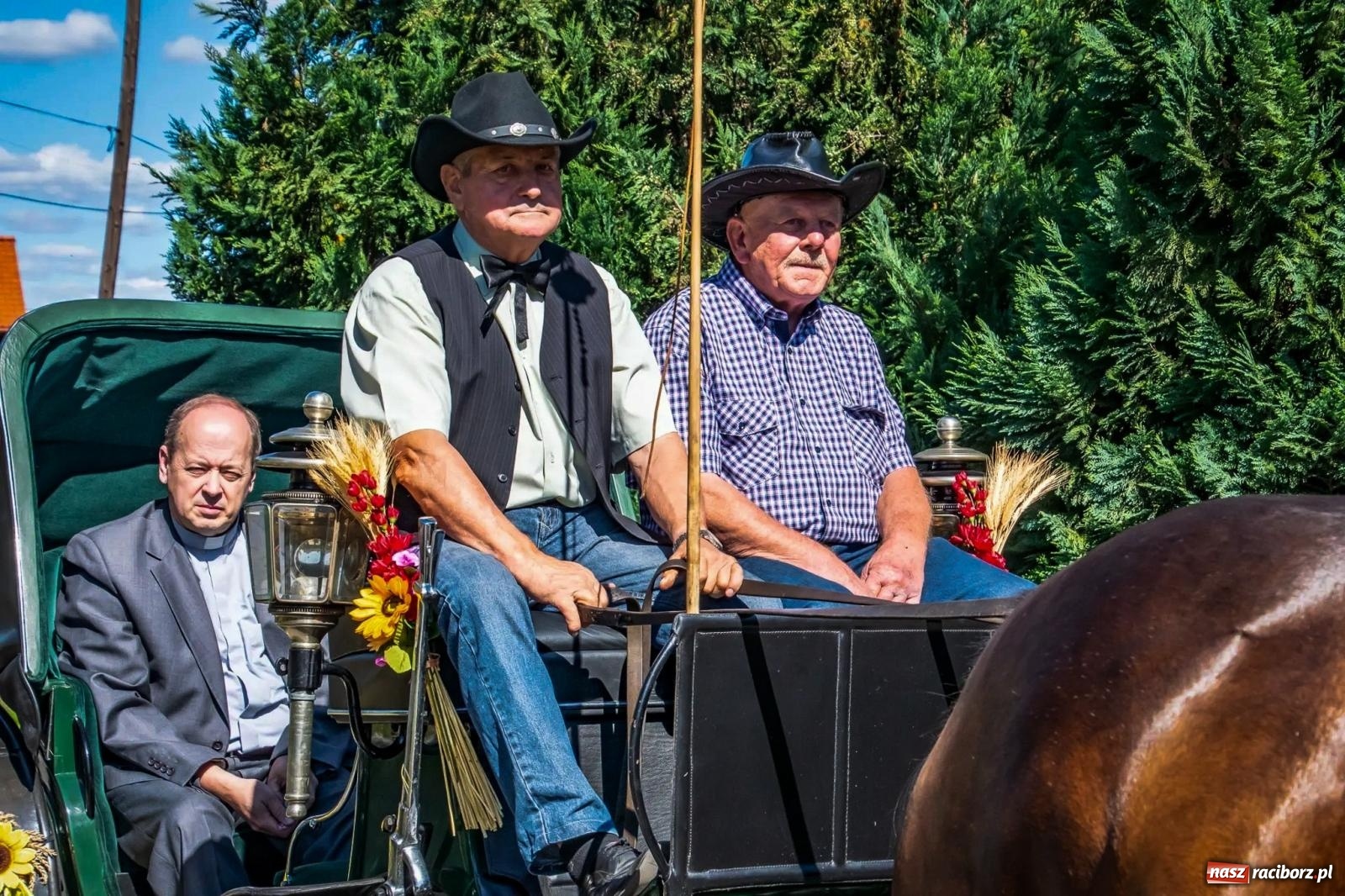 Zdjęcie w galerii na portalu naszraciborz.pl: Roszków. Kowboje, pszczółki i śnieżynki zajechali na dożynki wiadomości z regionu