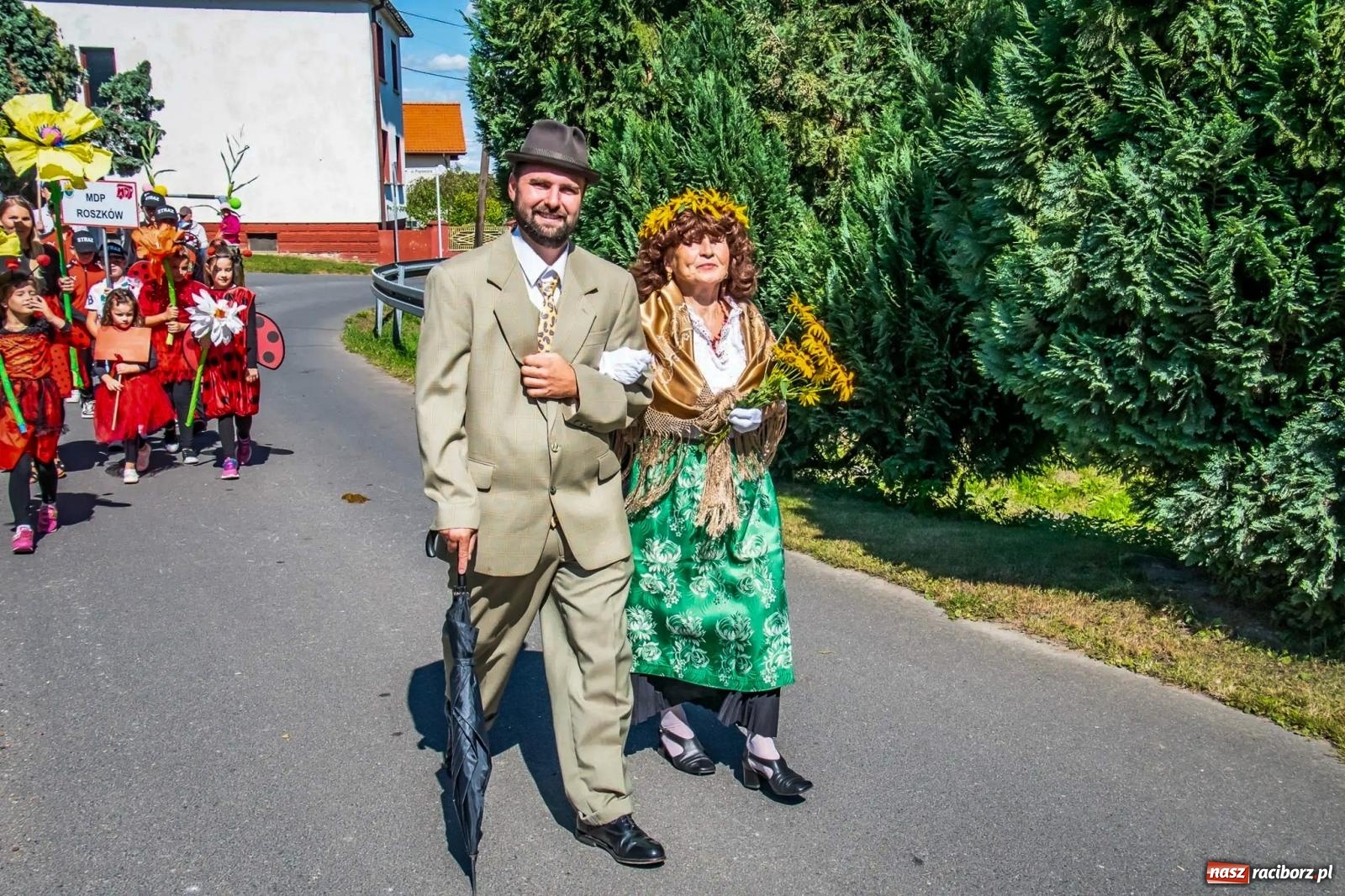 Zdjęcie w galerii na portalu naszraciborz.pl: Roszków. Kowboje, pszczółki i śnieżynki zajechali na dożynki wiadomości z regionu