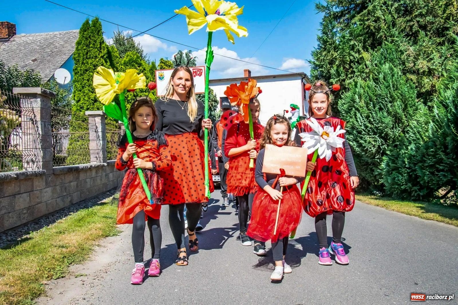 Zdjęcie w galerii na portalu naszraciborz.pl: Roszków. Kowboje, pszczółki i śnieżynki zajechali na dożynki wiadomości z regionu
