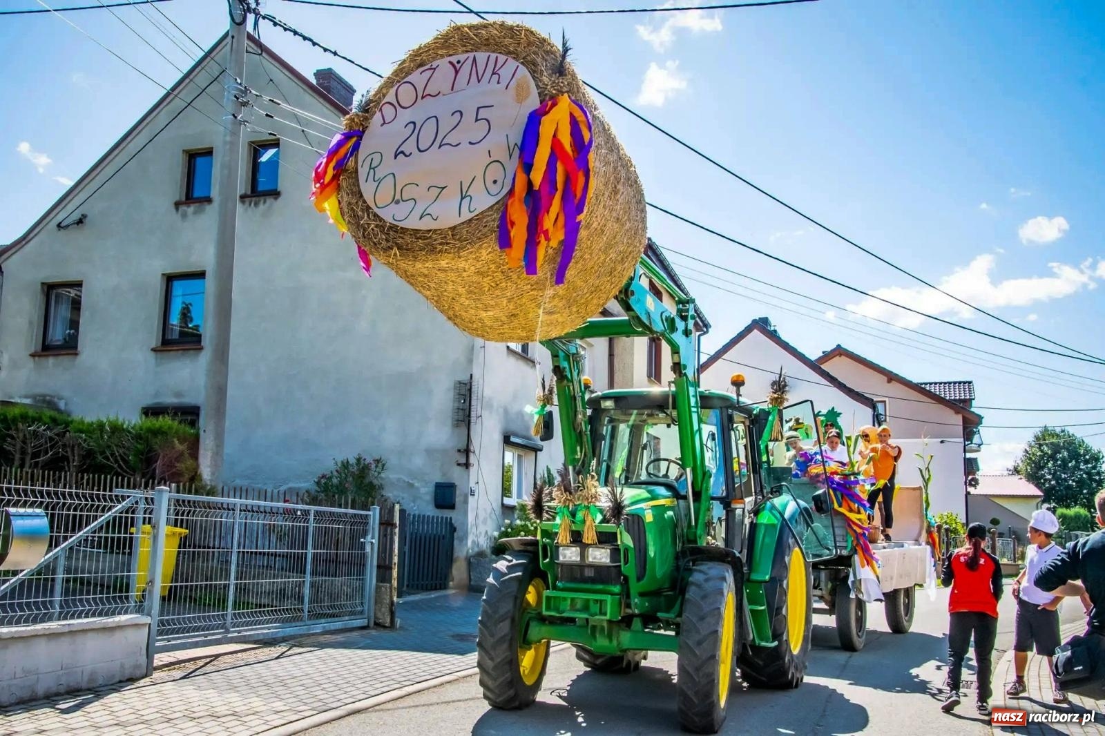 Zdjęcie w galerii na portalu naszraciborz.pl: Roszków. Kowboje, pszczółki i śnieżynki zajechali na dożynki wiadomości z regionu
