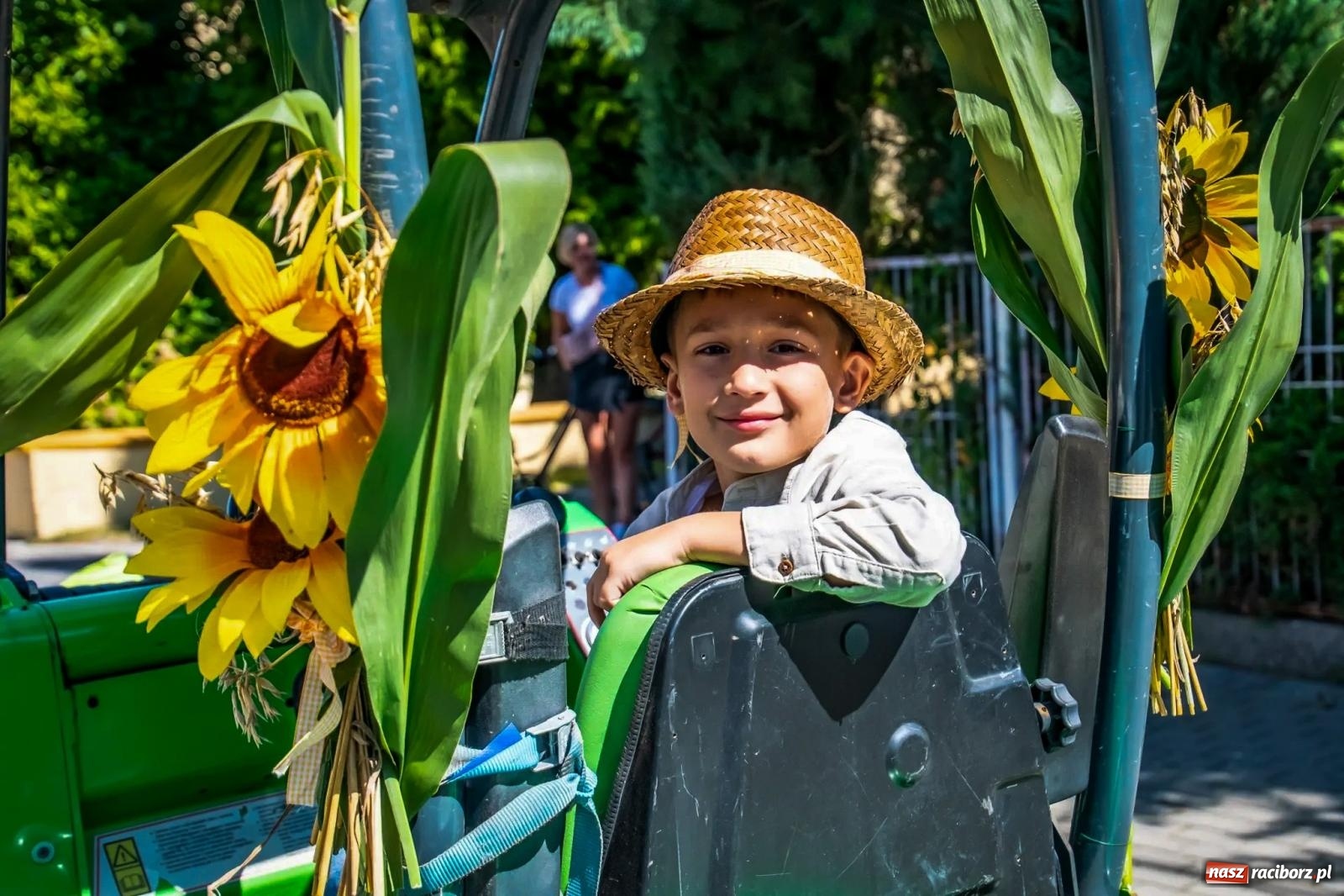 Zdjęcie w galerii na portalu naszraciborz.pl: Roszków. Kowboje, pszczółki i śnieżynki zajechali na dożynki wiadomości z regionu