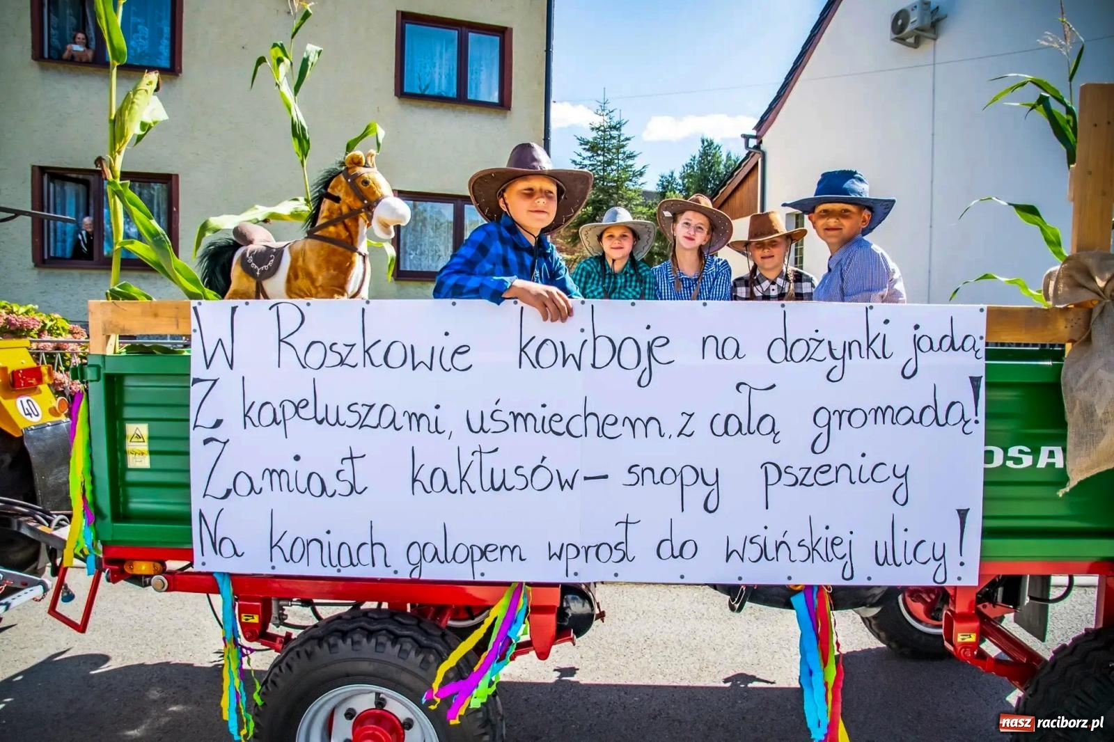 Zdjęcie w galerii na portalu naszraciborz.pl: Roszków. Kowboje, pszczółki i śnieżynki zajechali na dożynki wiadomości z regionu