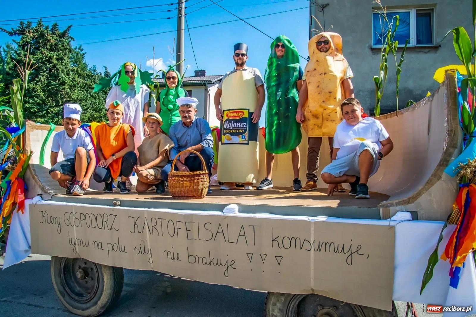 Zdjęcie w galerii na portalu naszraciborz.pl: Roszków. Kowboje, pszczółki i śnieżynki zajechali na dożynki wiadomości z regionu