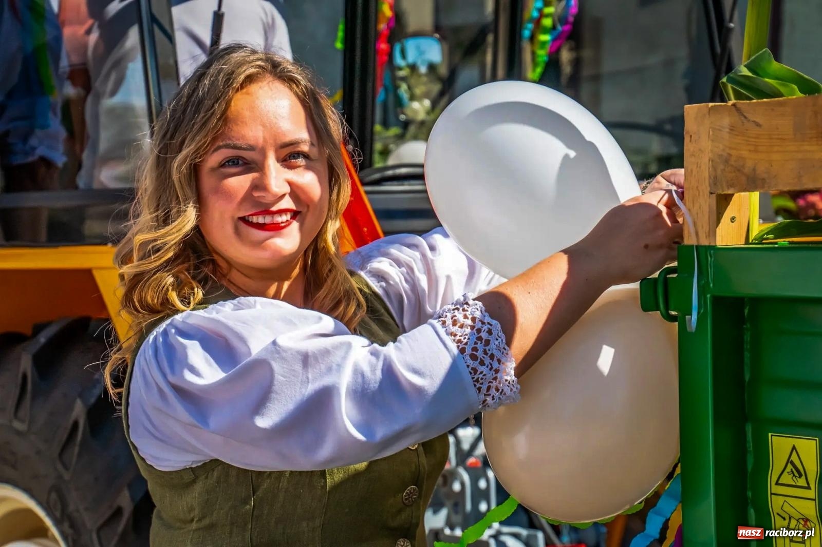 Zdjęcie w galerii na portalu naszraciborz.pl: Roszków. Kowboje, pszczółki i śnieżynki zajechali na dożynki wiadomości z regionu